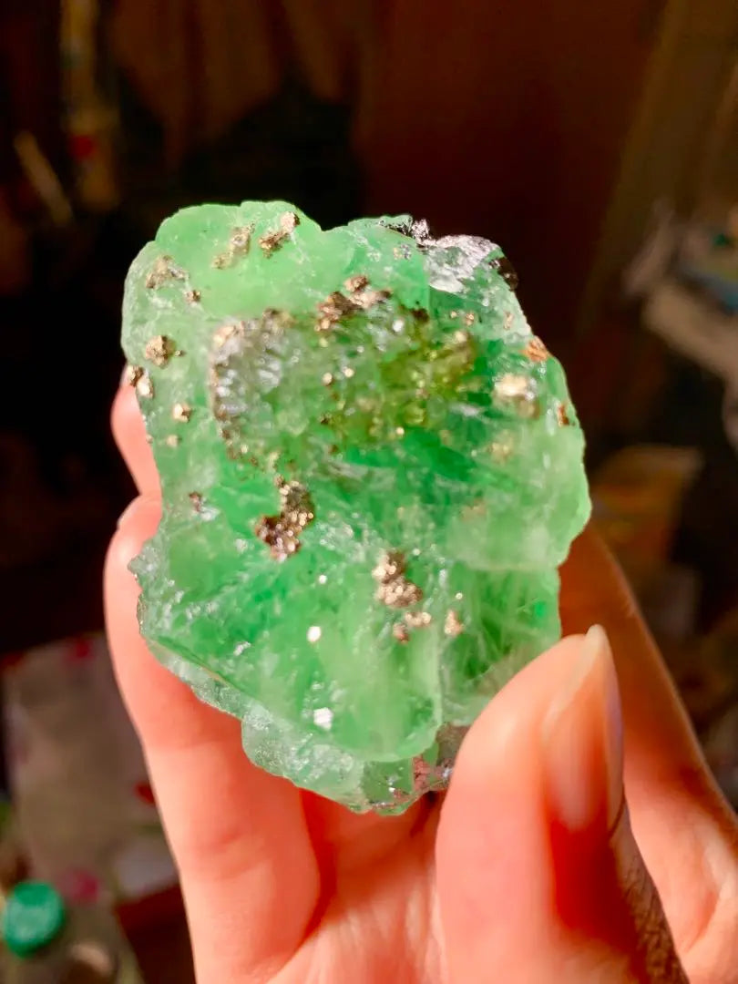 Muestra de mineral de piedra cruda de fluorita peruana de color raro, turmalina verde jade