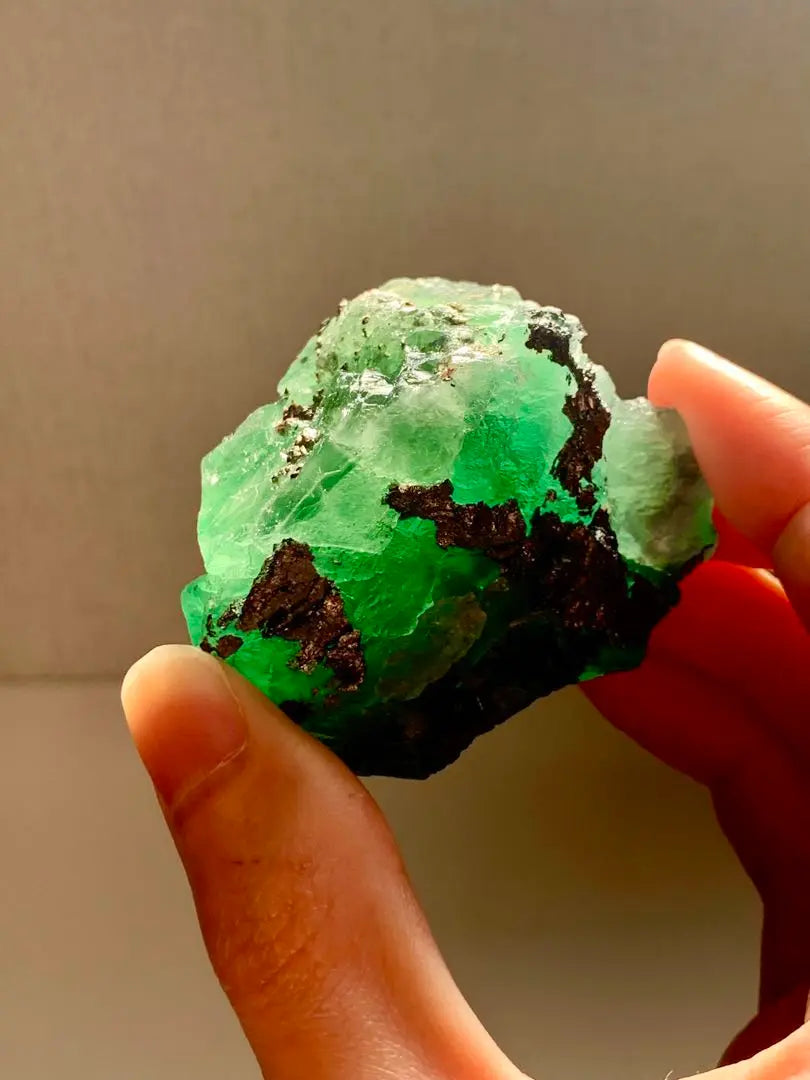 Muestra de mineral de piedra cruda de fluorita peruana de color raro, turmalina verde jade