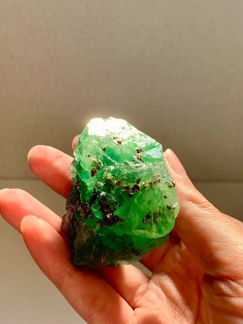 Muestra de mineral de piedra cruda de fluorita peruana de color raro, turmalina verde jade