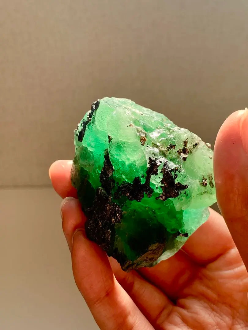 Muestra de mineral de piedra cruda de fluorita peruana de color raro, turmalina verde jade