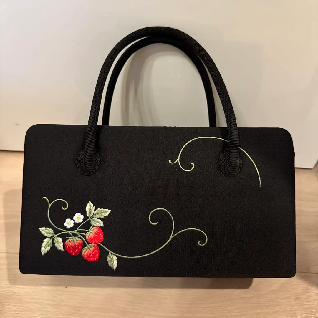 Bolso Rikyu estilo japonés negro con bordado de fresas y abejas