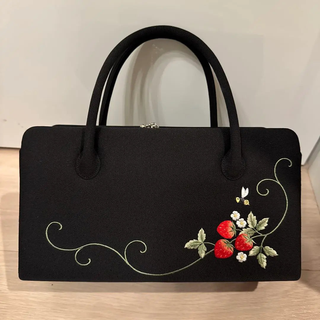 Bolso Rikyu estilo japonés negro con bordado de fresas y abejas