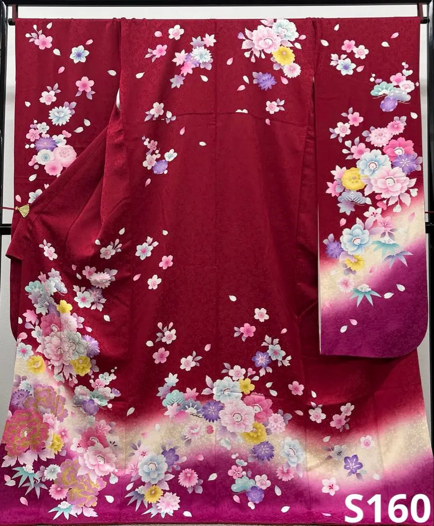 Diseño de patrón teñido con halo de brillo de color dorado yuzen en forma de furisode, peonía, flor de cerezo, seda S160