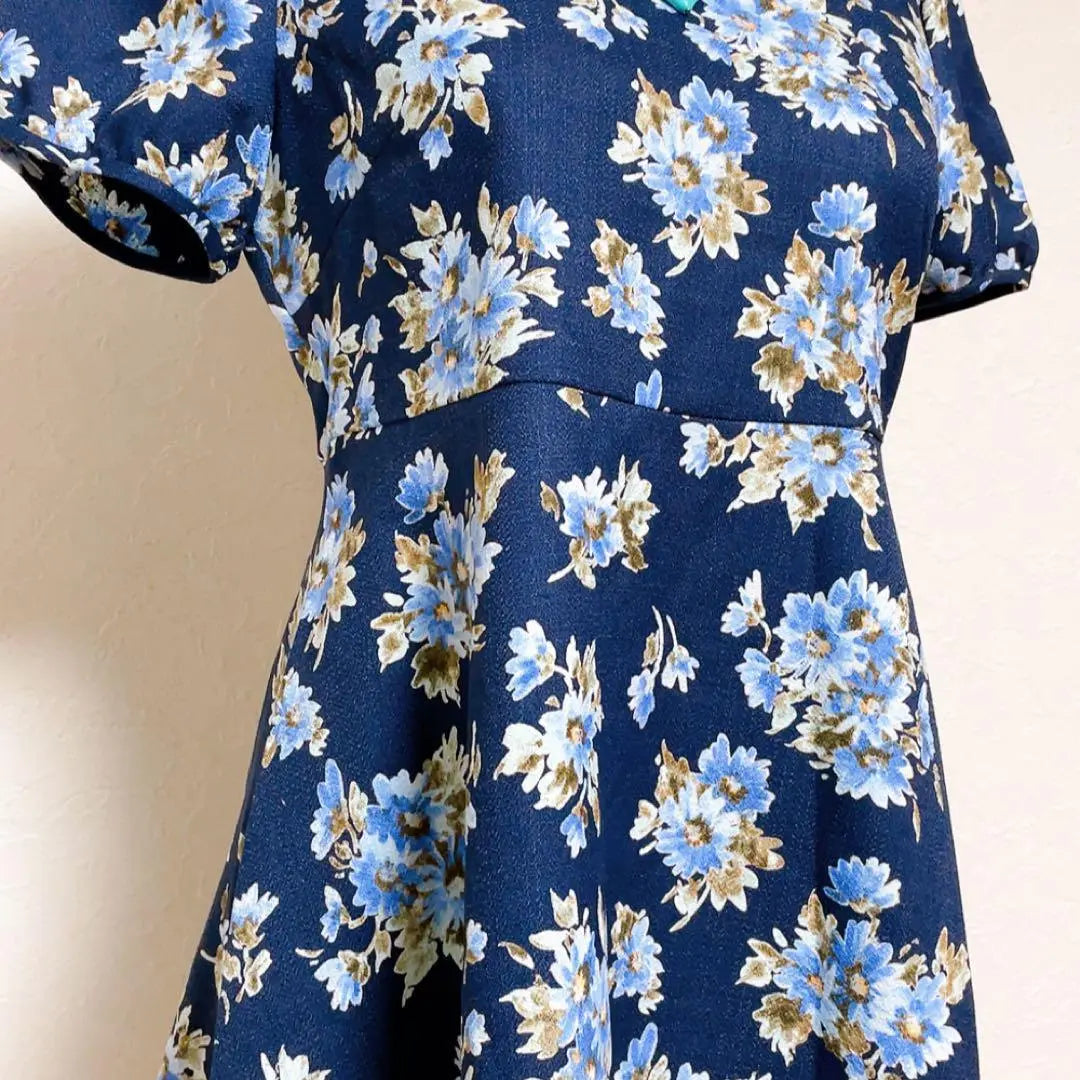 [Extremadamente hermoso] Vestido acampanado con diseño floral de manga corta y tres botones de Bomel