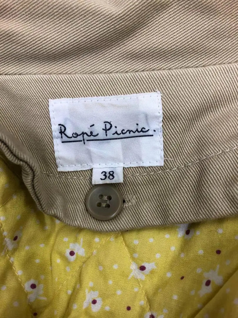 Picnic de cuerdas. Gabardina de mujer beige