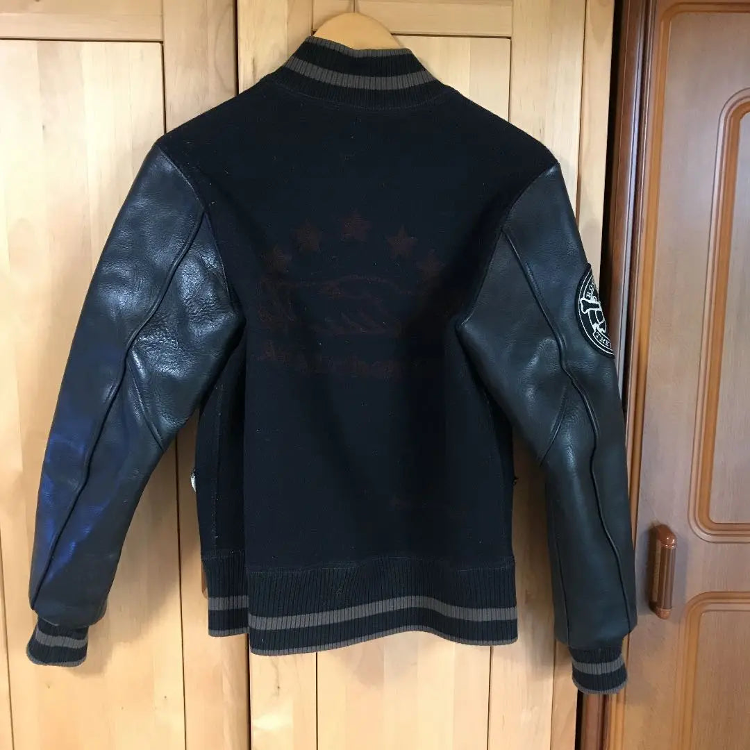 Comprado en una tienda de ropa de segunda mano. Chaqueta Skull jeans Melton Stadium con mangas de cuero, color negro x negro, talla 34, poco común.