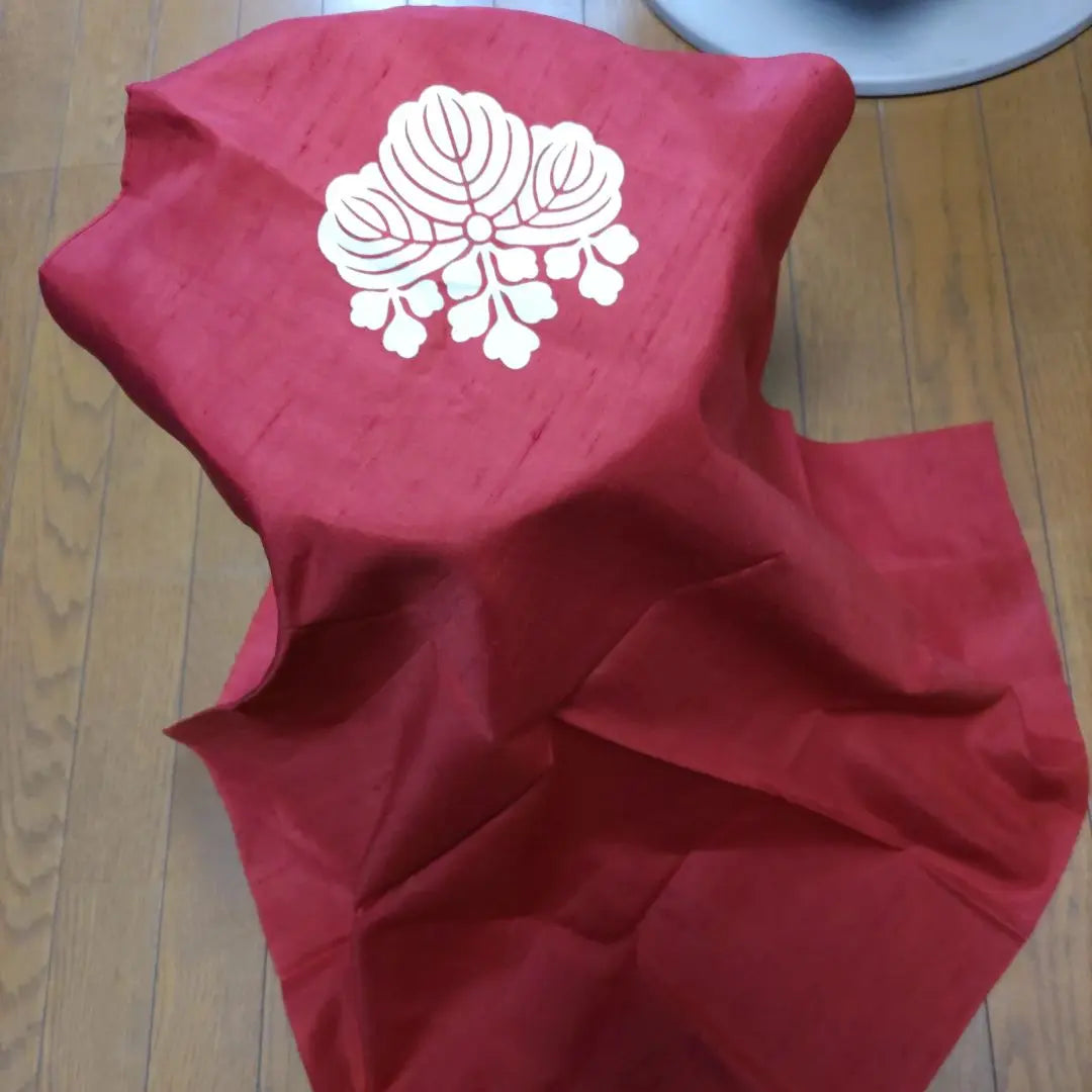 《Aoi Family Crest, Tsumugi Silk Furoshiki》 (Hakusan Tsumugi) (Unused) Thick silk, 1069 with Aoi Family Crest on rimstone