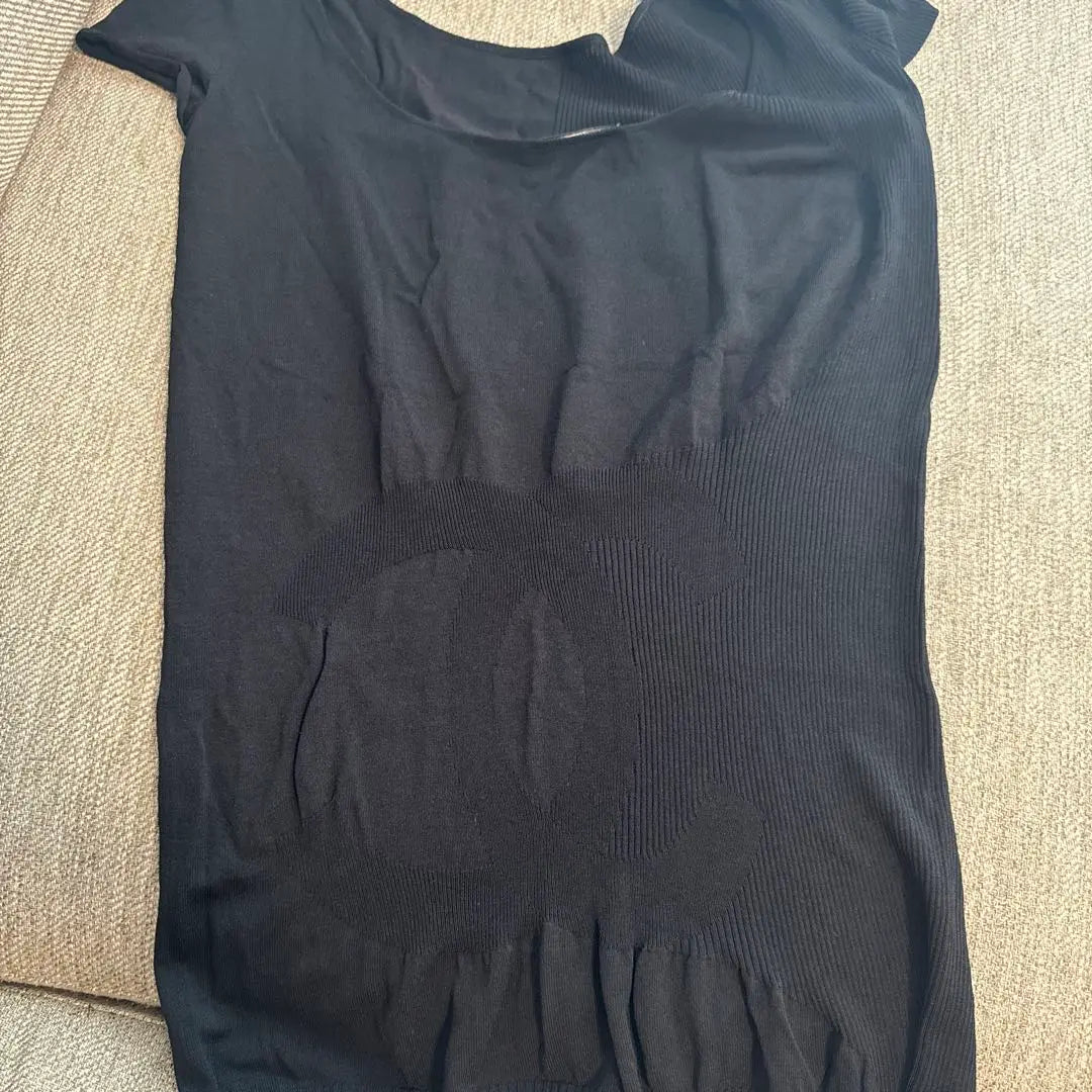 ¡Reducción de precio disponible! Un bono y un bolso Chanel incluidos Ropa de verano Chanel Tops Negro