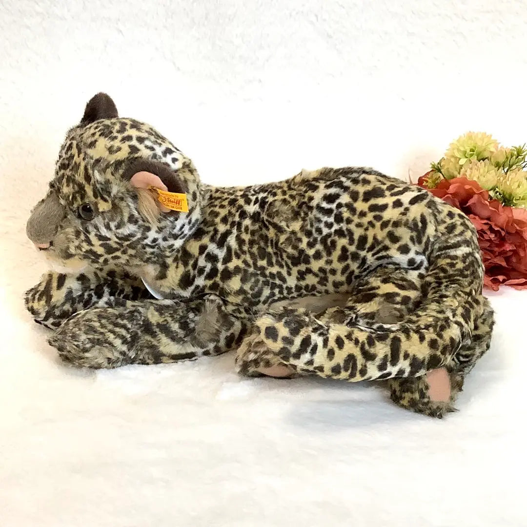 Colección de peluches de leopardo y peonías de Steiff