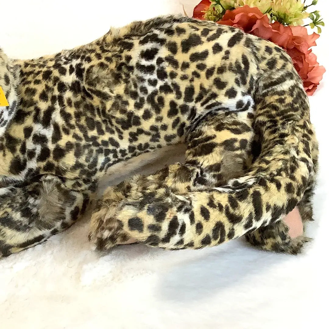 Colección de peluches de leopardo y peonías de Steiff