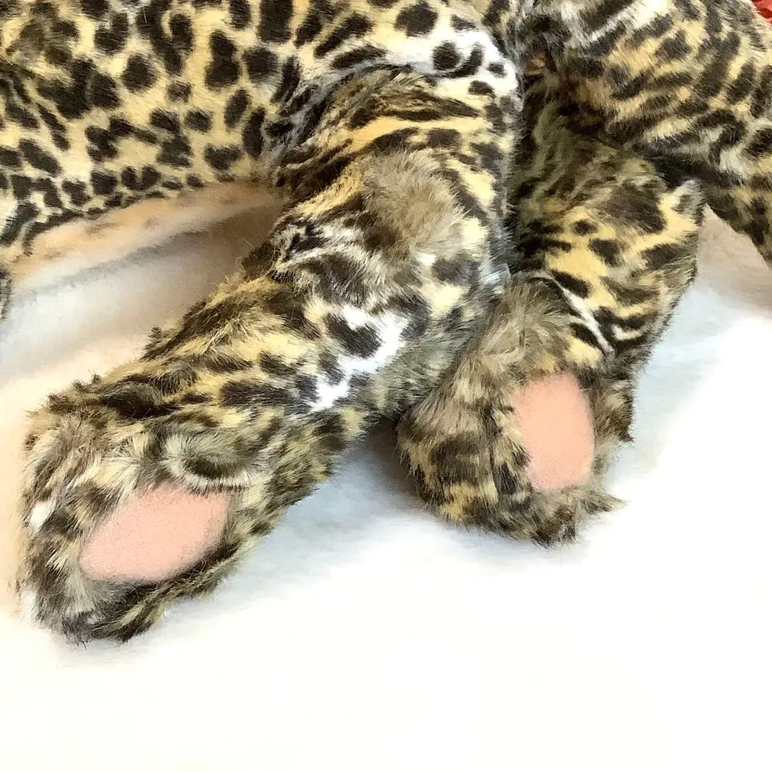 Colección de peluches de leopardo y peonías de Steiff