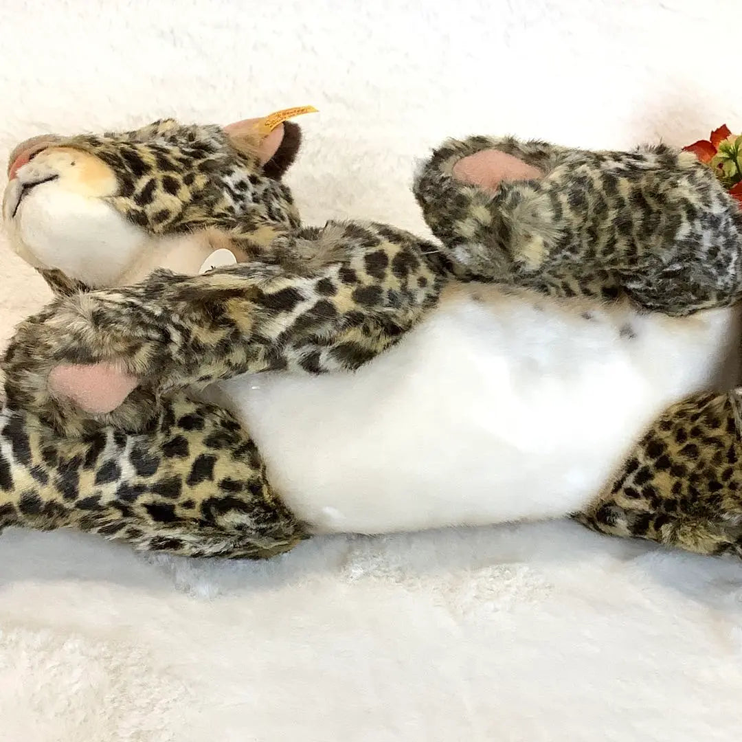 Colección de peluches de leopardo y peonías de Steiff