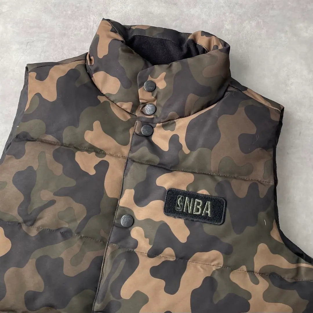 Chaleco de plumón con estampado de camuflaje y diseño de pato de la NBA 11631