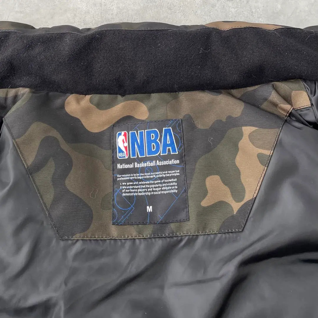 Chaleco de plumón con estampado de camuflaje y diseño de pato de la NBA 11631