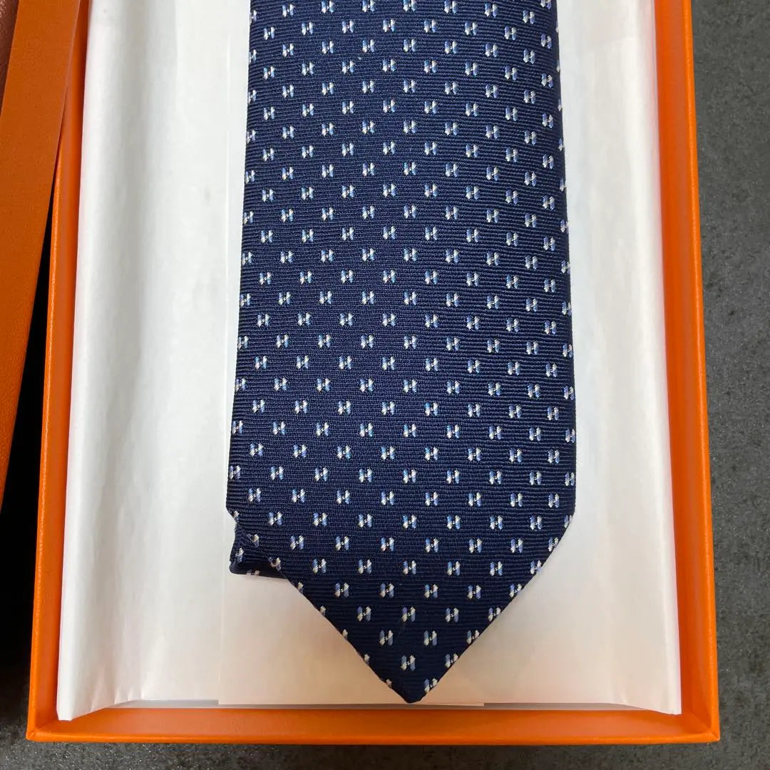 ❣️ Brand new and unused tag included ❣️HERMES Hermes tie H pattern high-quality silk