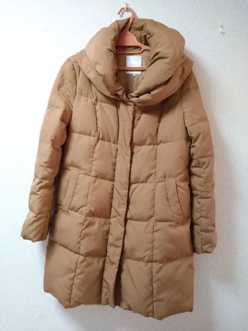 Sens de vie midi-length down coat camel M