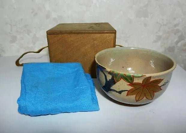 Tea ceremony utensils "Colored Kaede no Tsukazu Tea Bowl (Mut Nakazorokuzo)" (rare antique colored tea bowl)