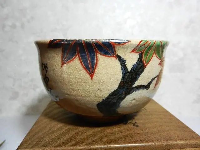 Tea ceremony utensils "Colored Kaede no Tsukazu Tea Bowl (Mut Nakazorokuzo)" (rare antique colored tea bowl)