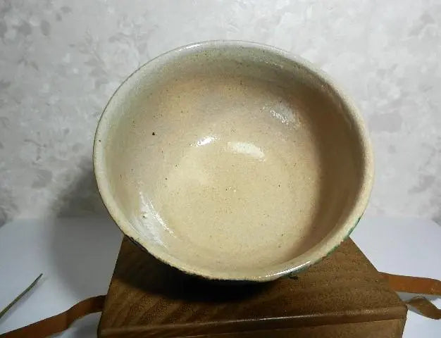 Tea ceremony utensils "Colored Kaede no Tsukazu Tea Bowl (Mut Nakazorokuzo)" (rare antique colored tea bowl)