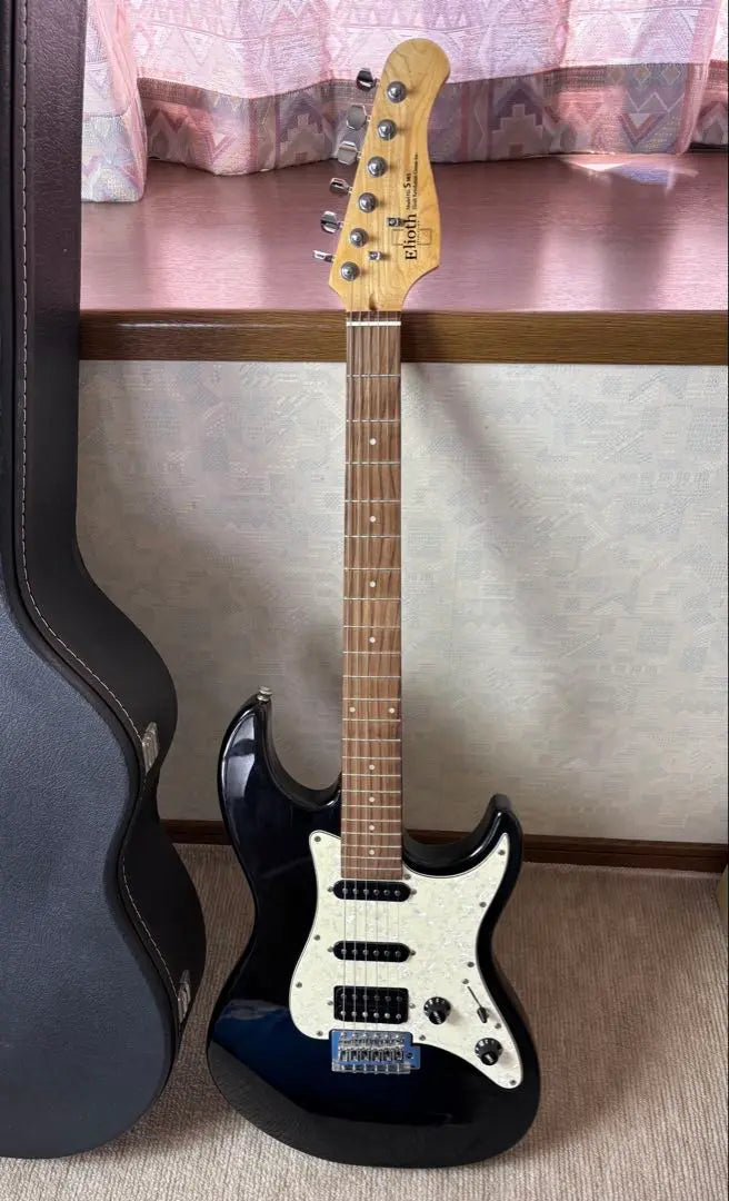 [Guitar] [Good condition] [Good condition] Elioth electric guitar, total length 110cm