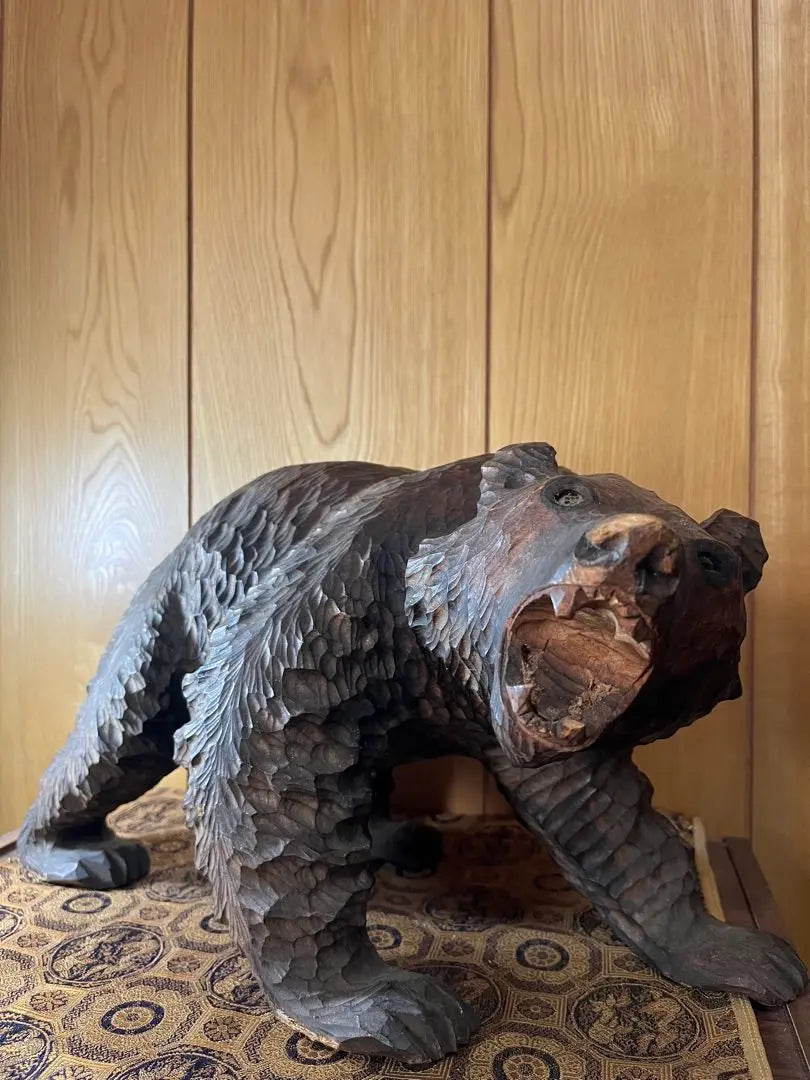 Escultura de oso de madera tamaño mediano