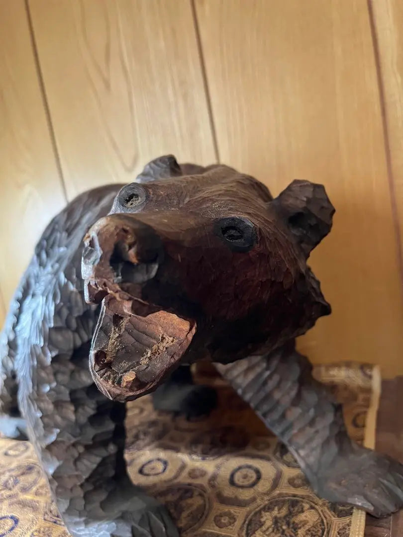 Escultura de oso de madera tamaño mediano