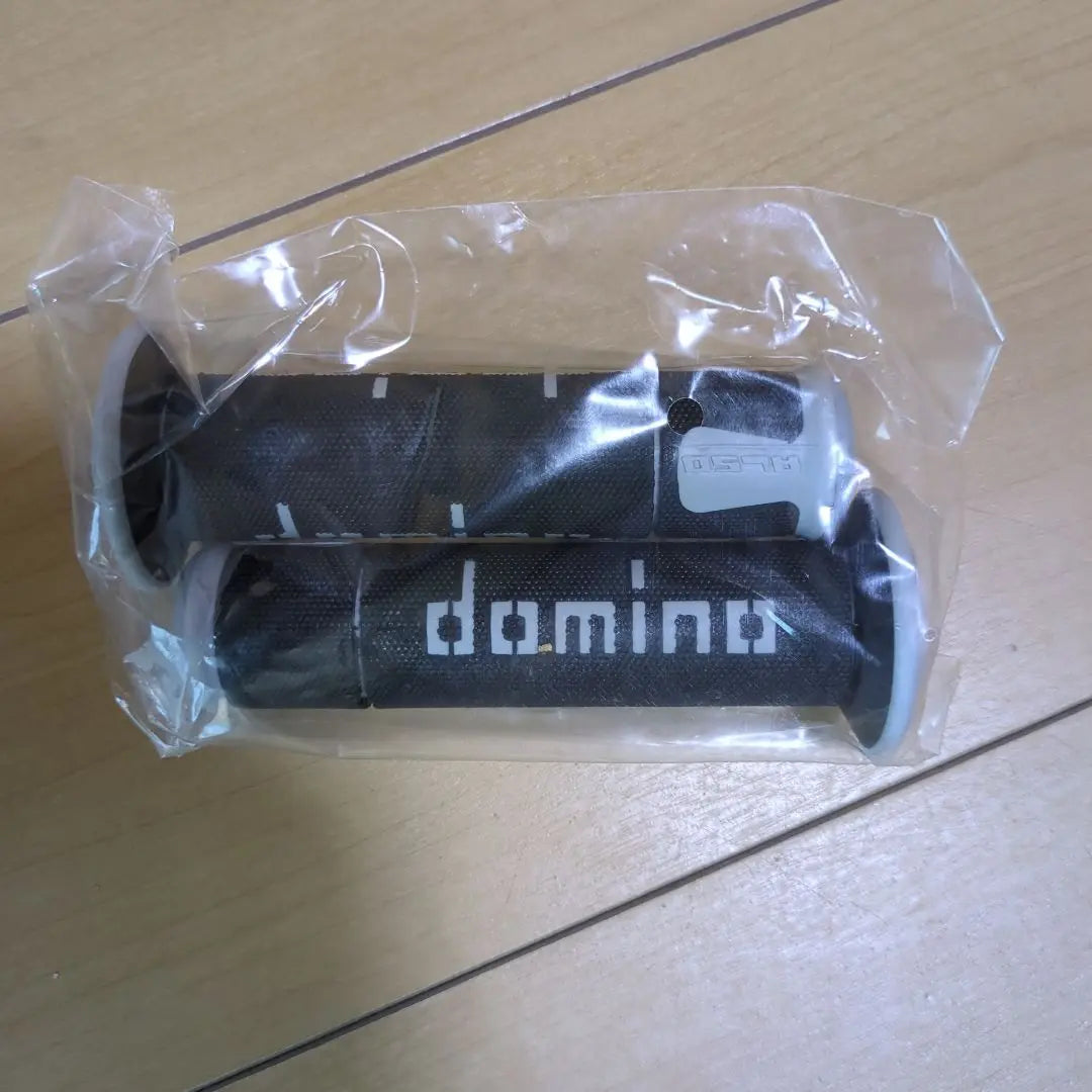 Unopened domino handle grip black