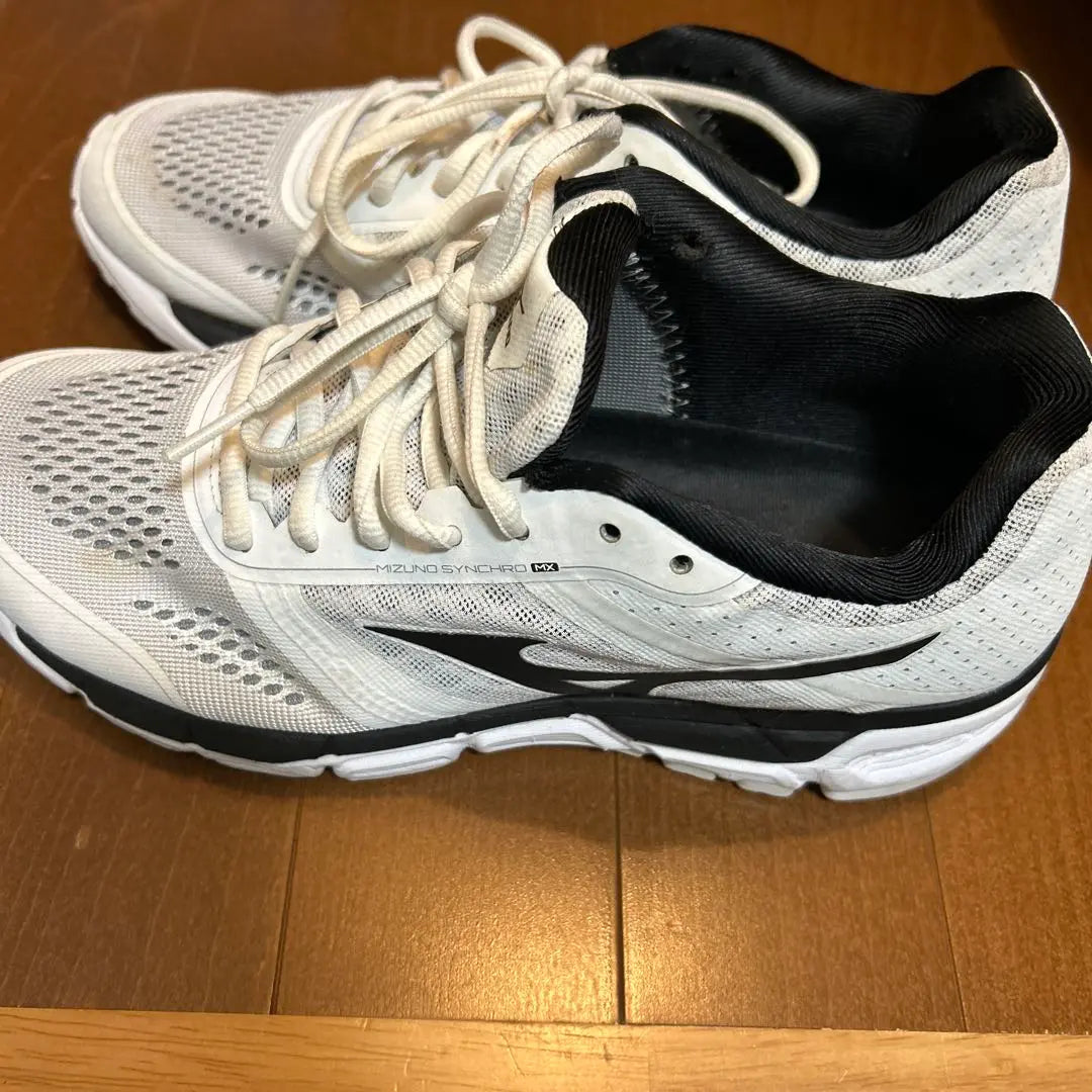 Mizuno 25.5 table tennis shoes