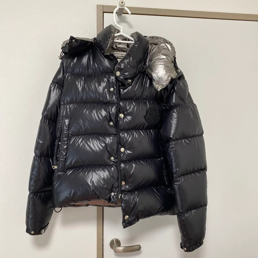 Chaqueta de plumas con capucha negra de Moncler