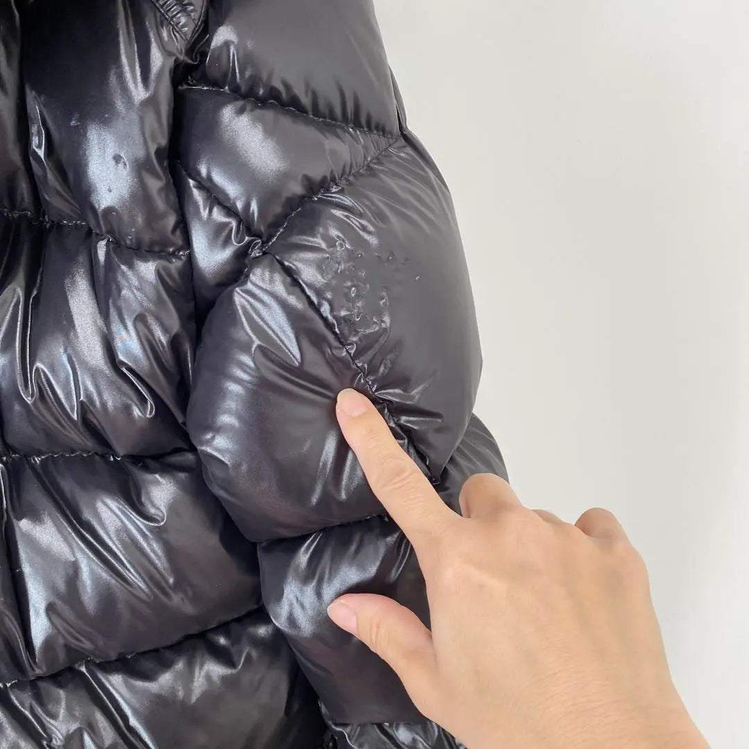 Chaqueta de plumas con capucha negra de Moncler