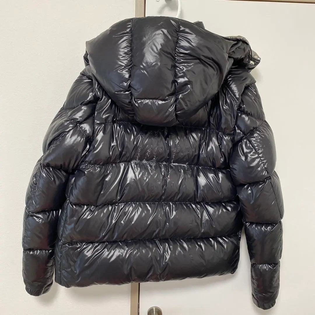 Chaqueta de plumas con capucha negra de Moncler