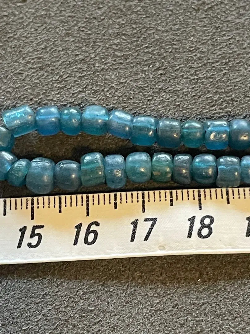 Período Kofun: una serie de collares de bolas de lazuli azul, bolas de vidrio, elementos excavados