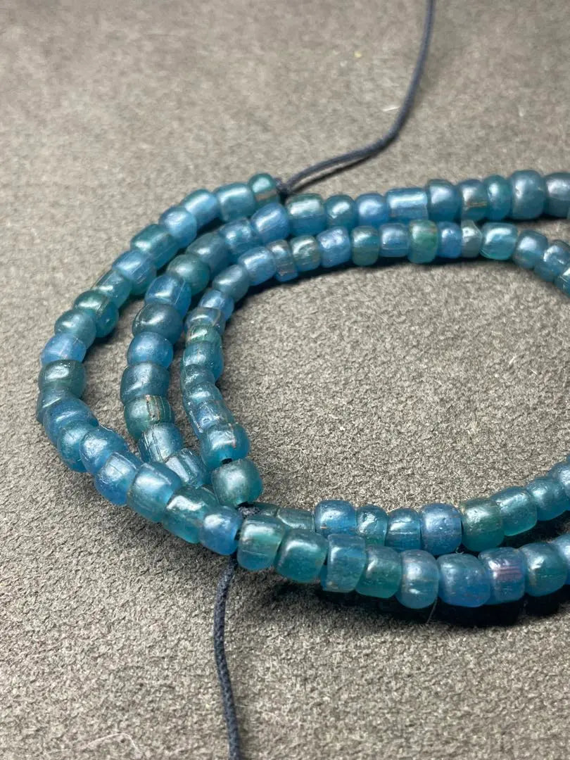 Período Kofun: una serie de collares de bolas de lazuli azul, bolas de vidrio, elementos excavados