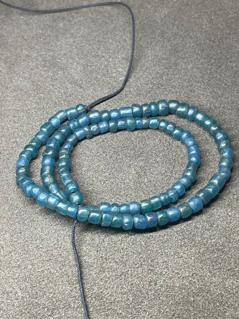 Período Kofun: una serie de collares de bolas de lazuli azul, bolas de vidrio, elementos excavados