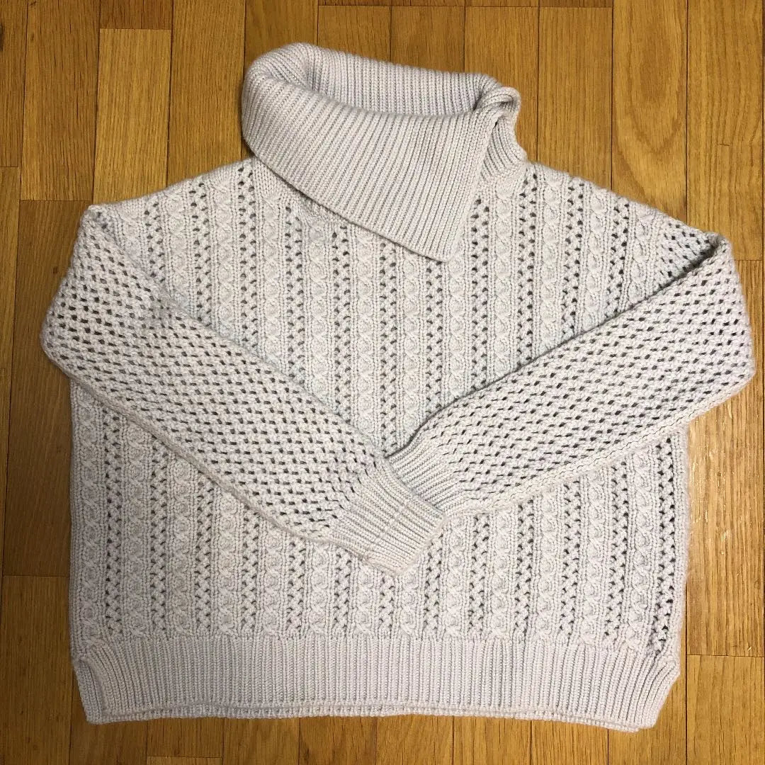 Superb condition, regular price: 220,000 yen, Kurciani knit sweater, cashmere, pearl gray