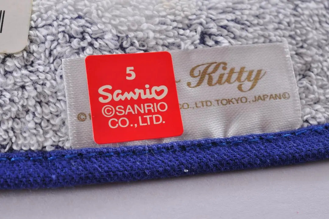 Toalla de mano Hello Kitty de Sanrio en color azul marino con motivo del 40.º aniversario