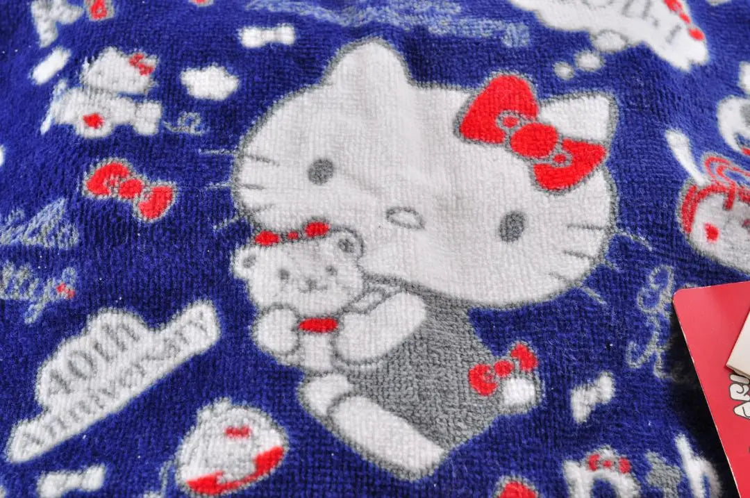 Toalla de mano Hello Kitty de Sanrio en color azul marino con motivo del 40.º aniversario