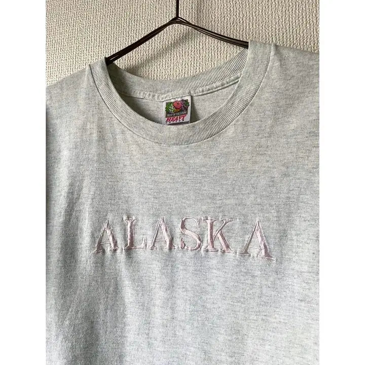 Camiseta de manga corta gris jaspeada de los años 90 con el logotipo bordado de Alaska "ALASKA"