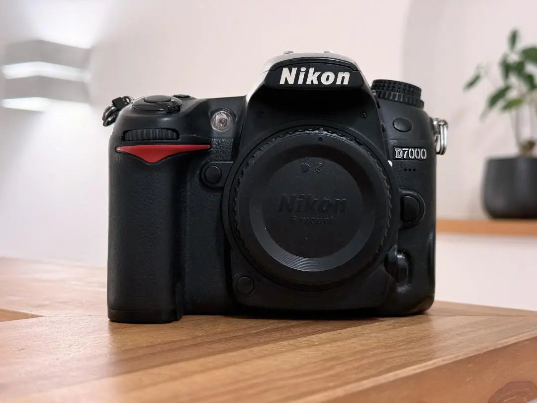 Nikon D7000 y batería original, cargador, tarjeta SD, correa incluida