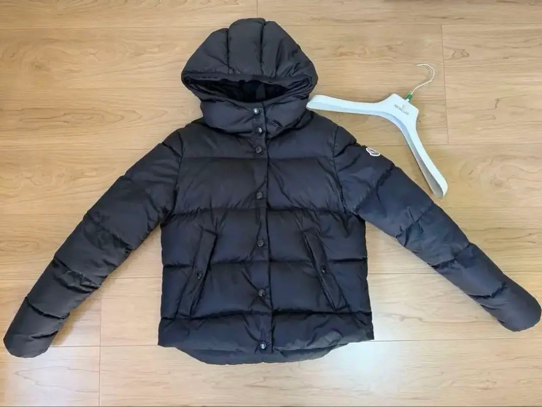 [Solo disponible los sábados, domingos y festivos] Chaqueta de plumas Moncler genuina LENAR Talla 0