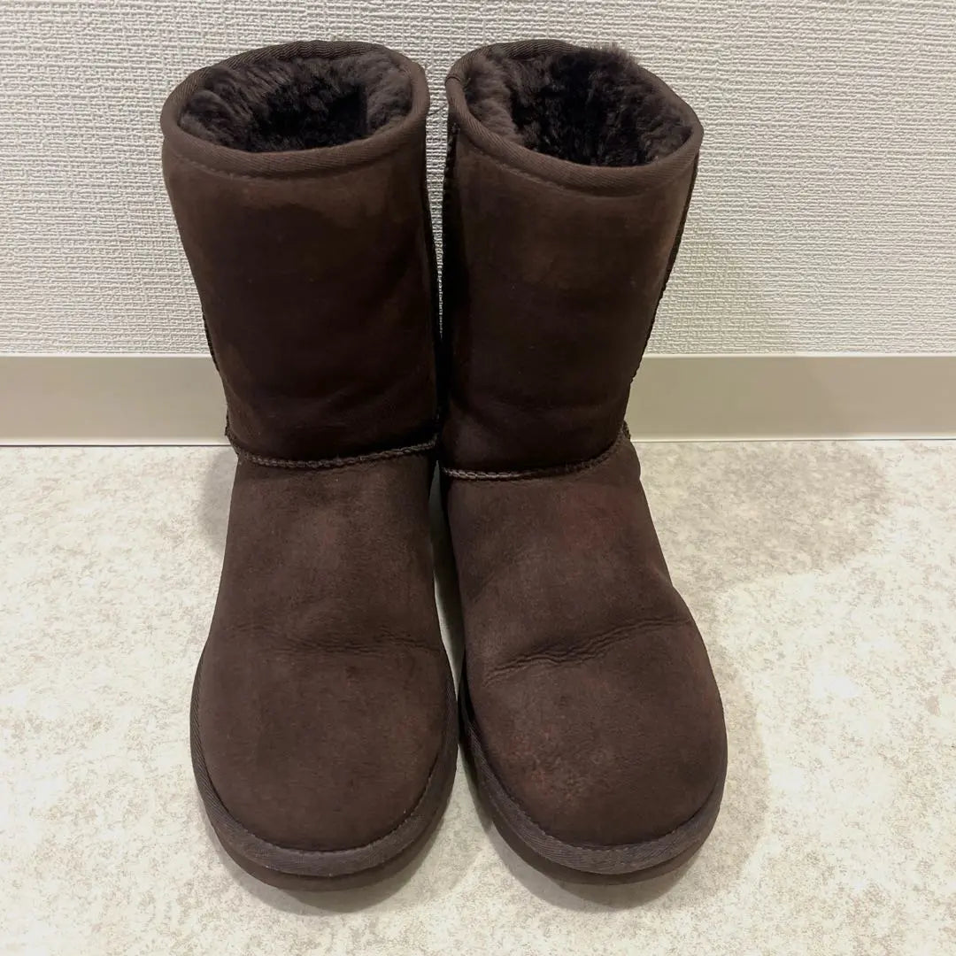 [UGG] Botas de piel de oveja, color marrón