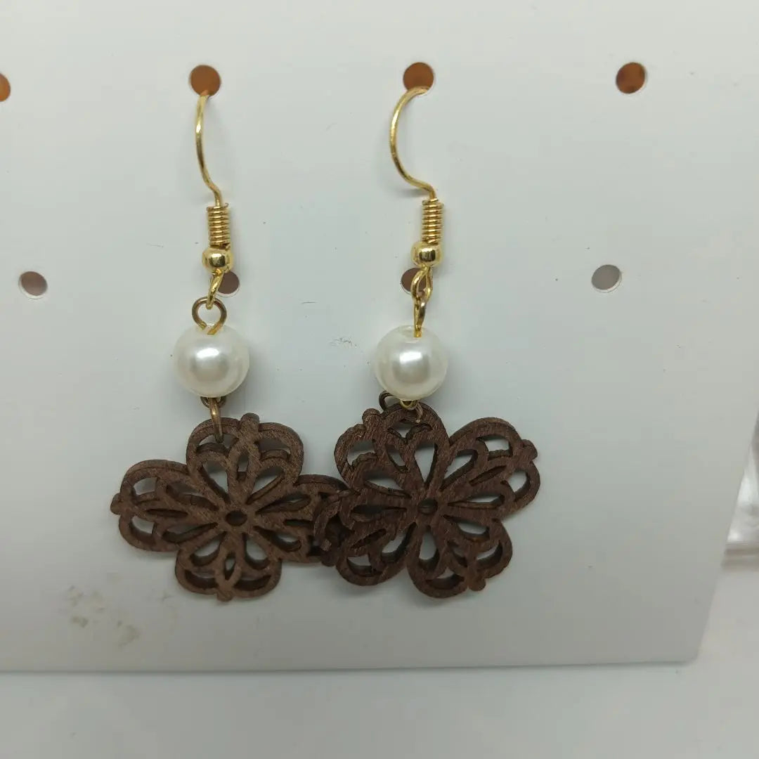 Handmade wooden flower piercing pearl