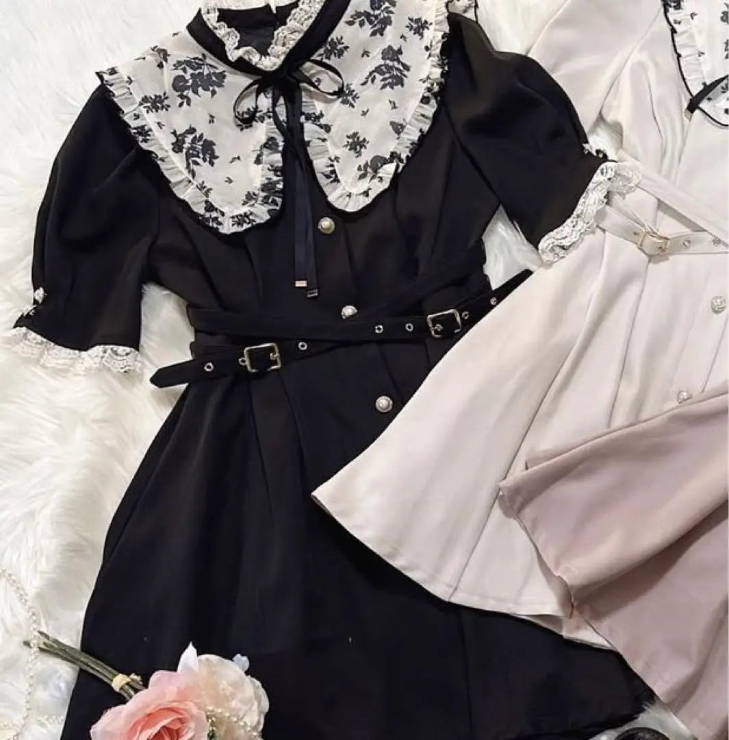 Vestido con cinturón cruzado y flores de color negro de ROJITA