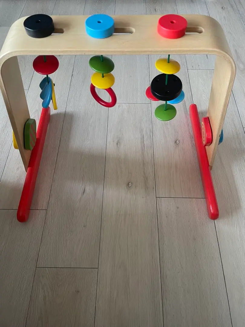 [IKEA] Gimnasio de madera para bebés Leaker, rojo, azul, verde y amarillo