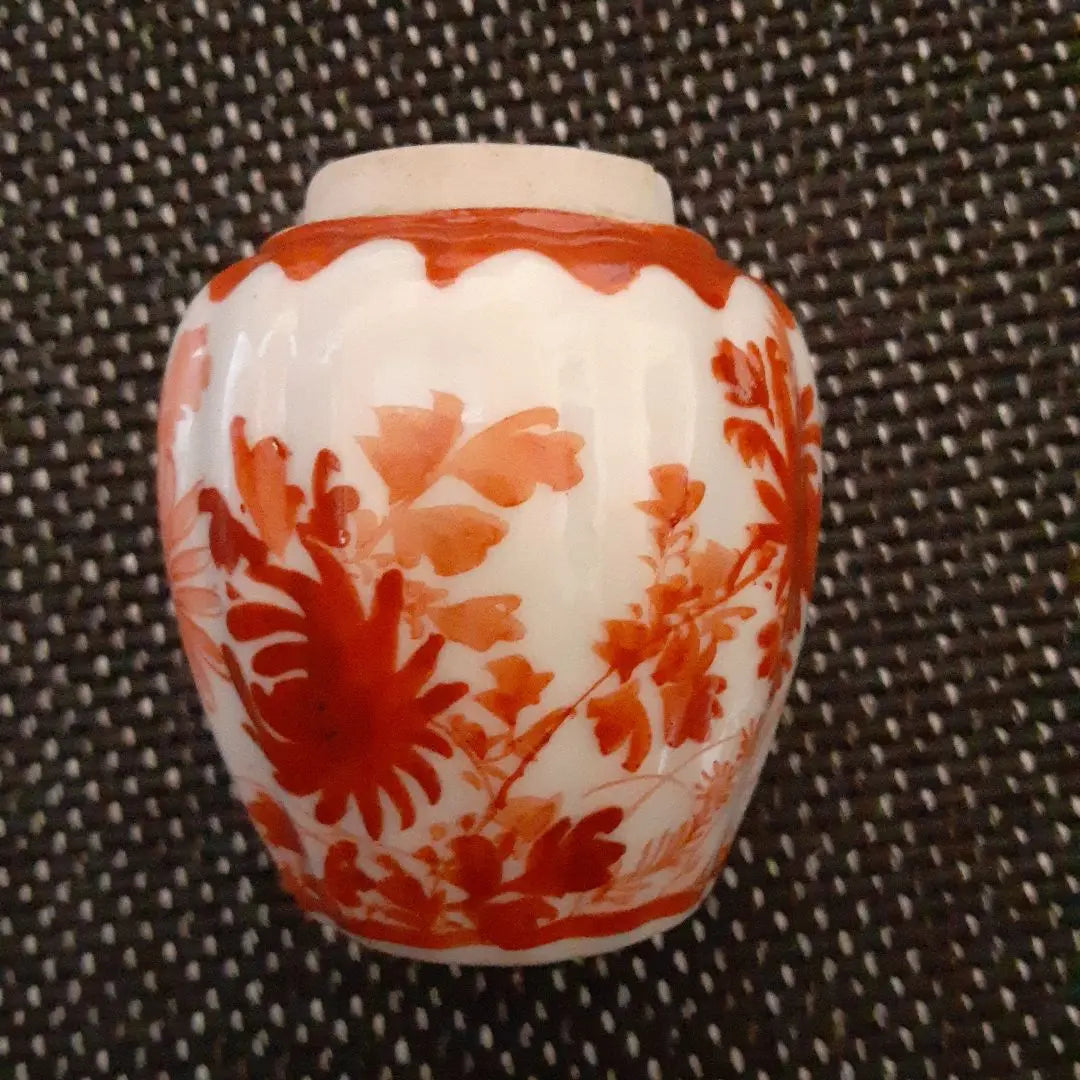 Old red-painted Kutani ware small vase / Late Edo period, Meiji return Arita Imari Karatsu / Chrysanthemum flower autumn grass arabesque pattern / Small vase single vase