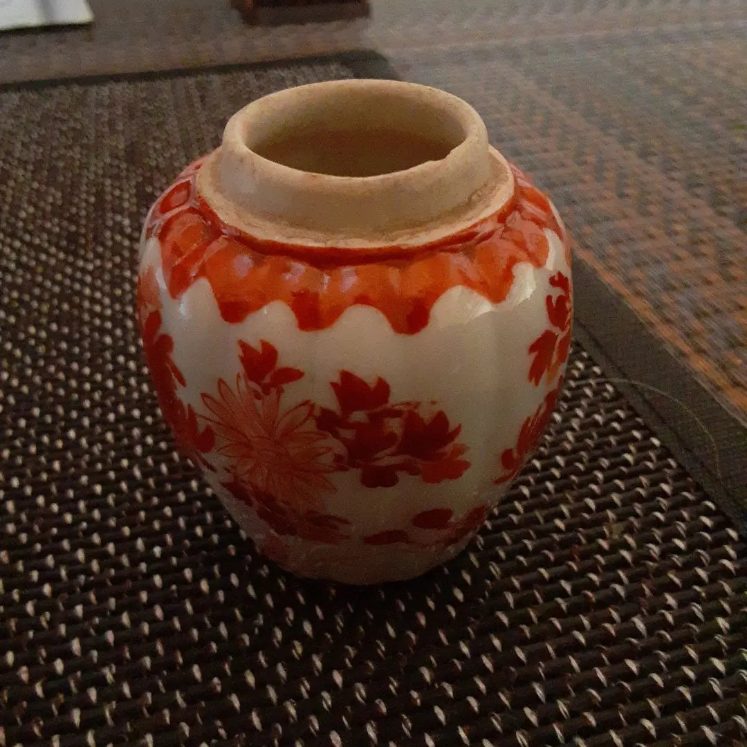 Antiguo jarrón pequeño de cerámica Kutani pintado de rojo / Periodo Edo tardío, retorno Meiji Arita Imari Karatsu / Patrón arabesco de hierba otoñal con flores de crisantemo / Jarrón pequeño, jarrón individual