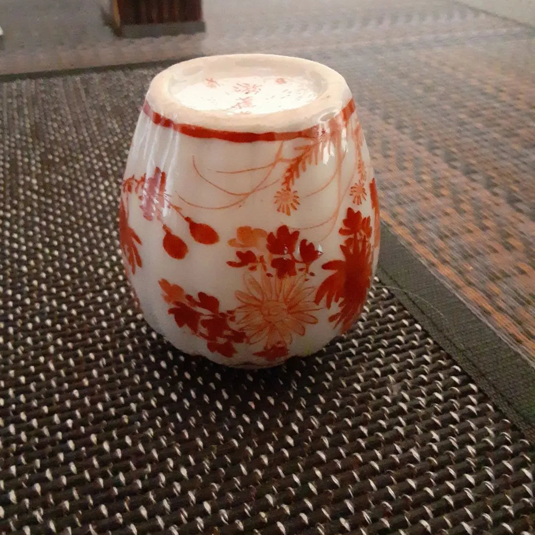 Old red-painted Kutani ware small vase / Late Edo period, Meiji return Arita Imari Karatsu / Chrysanthemum flower autumn grass arabesque pattern / Small vase single vase