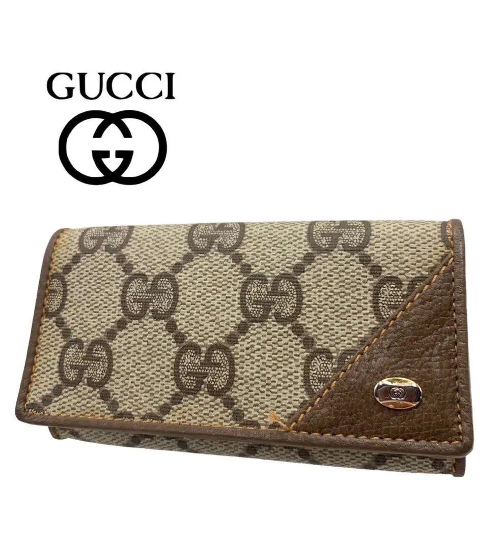 Estuche para llaves marrón de la marca Gucci con 6 filas de GG entrelazadas y estiloso