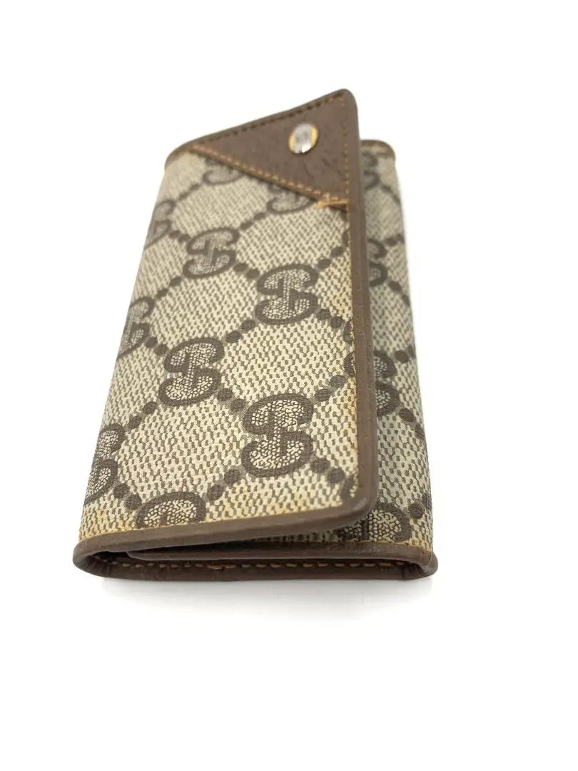 Estuche para llaves marrón de la marca Gucci con 6 filas de GG entrelazadas y estiloso