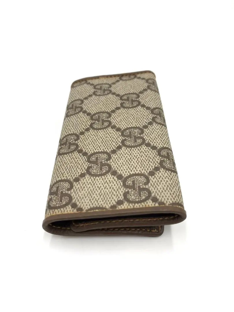 Estuche para llaves marrón de la marca Gucci con 6 filas de GG entrelazadas y estiloso